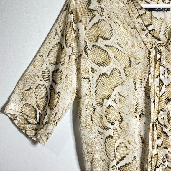 A.N.A Women’s L Snakeskin Print Blouse Pullover Pintuck Detail V-Neck 3/4 Sleeve - Picture 6 of 16